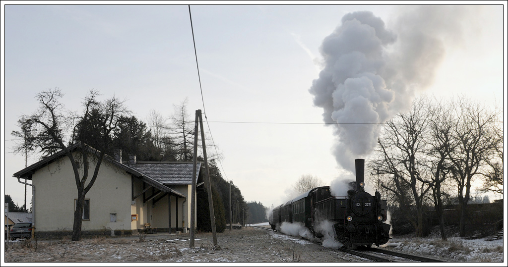 92.2271 vom MLV bei der Ausfahrt aus Gro Globnitz als NF 95388 am Morgen des 9.2.2013. 

http://www.lokalbahnverein.at/deutsch/index.php 
