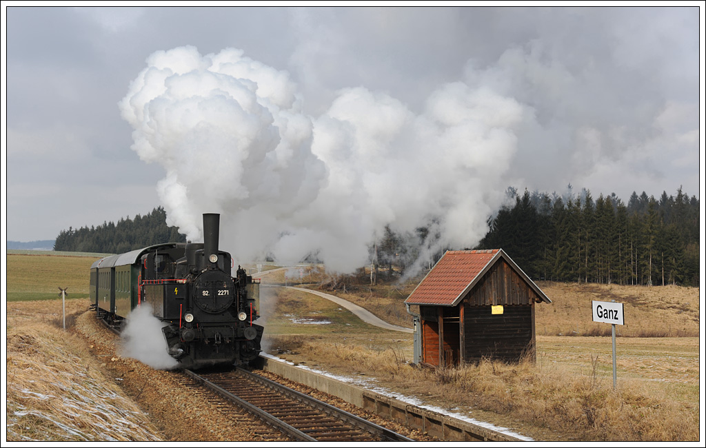 92.2271 vom MLV bei der Durchfahrt in Ganz am 9.2.2013 als NF 95388.

http://www.lokalbahnverein.at/deutsch/index.php