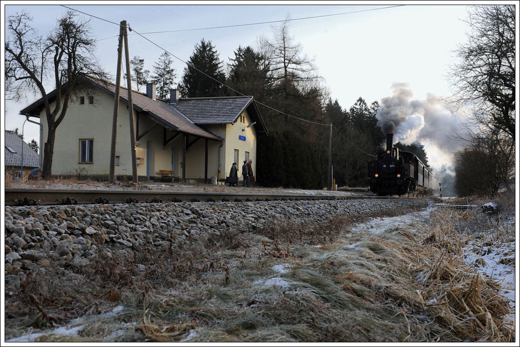 92.2271 vom MLV bei der Einfahrt in Gro Globnitz als NF 95388. Hier noch einmal einen herzlichen Dank an einige Mitglieder des MLV, die stilecht gekleidet diese Bahnhofszenerie belebt haben.

http://www.lokalbahnverein.at/deutsch/index.php

