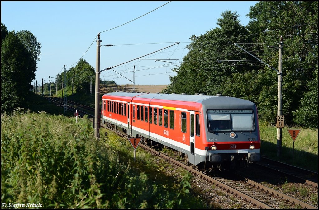 928 314 als RE aus Rostock nach Schwerin.Aufgenommen am Abend des 02.08.2011 in Sildmow.
