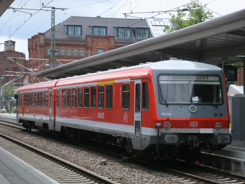 928 314 mute,am 28.Mai 2011,auf der Fahrt von Wismar nach Ludwigslust auch ein Halt in Schwerin Hbf einlegen. 