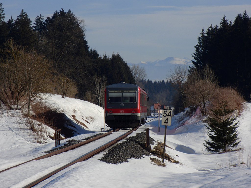 928 339 als RB 22858 auf der Fahrt von Aulendorf nach Lindau kurz vor Kilegg (Matzenweiler, 24.02.2012)