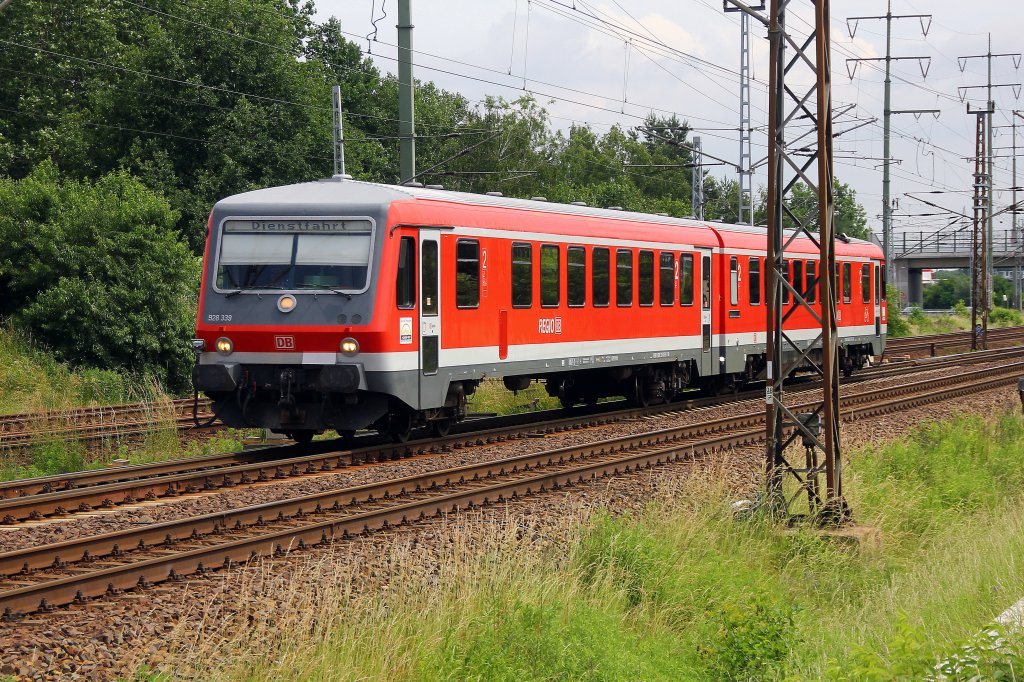 928 339 aus Baden-Wrttemberg am 07. Juni 2011 auf einer Dienstfahrt von Berlin Schnefeld Flughafen in Richtung Blankenfelde(Teltow-Flming)  passiert den Ort Mahlow