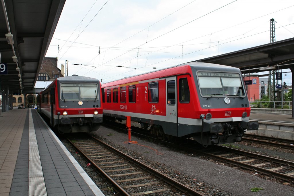 928 410 nach Biblis und 928 421 abgestellt am 22.05.13 in Worms Hbf.