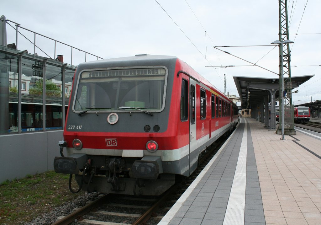 928 417 am 22.05.13 bei der Einfahrt in Worms Hbf. Der Zug kommt aus der Abstellung.