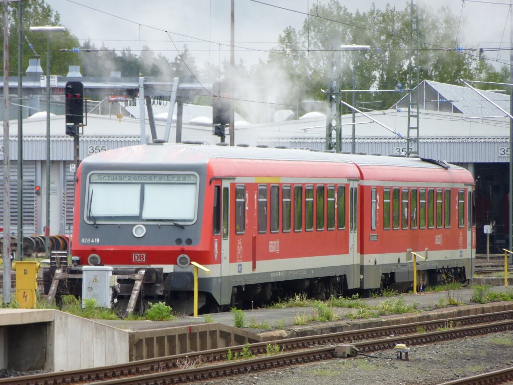 928 419 steht hier  rauchend  im Hofer Hbf.

Der Zug brennt nat�rlich nicht, der Rauch stammt von der ausgefahrenen Dampflok 01 0509-8.
Hof Hbf, 18.Mai 2013.