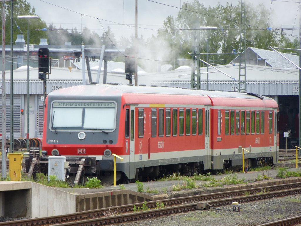 928 419 steht hier  rauchend  im Hofer Hbf.

Der Zug brennt natrlich nicht, der Rauch stammt von der ausgefahrenen Dampflok 01 0509-8.
Hof Hbf, 18.Mai 2013.