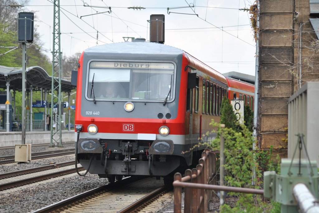 928 440 f�hrt am 20.04.2012 aus dem Bahnhof Dreieich-Buchschlag. Ab hier f�hrt der Zug auf der sogenannten  Dreieichbahn .
