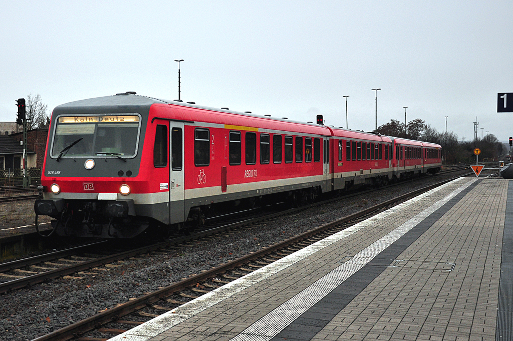928 498 von Trier nach Kln-Deutz bei der Einfahrt in den Bf Euskirchen - 22.12.2012