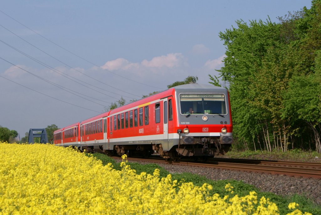 928 500 und ein weitere 628 als RB 38 nach Kln-Deutz zwischen Neuss und Holzheim (b. Neuss) am 07.05.2012