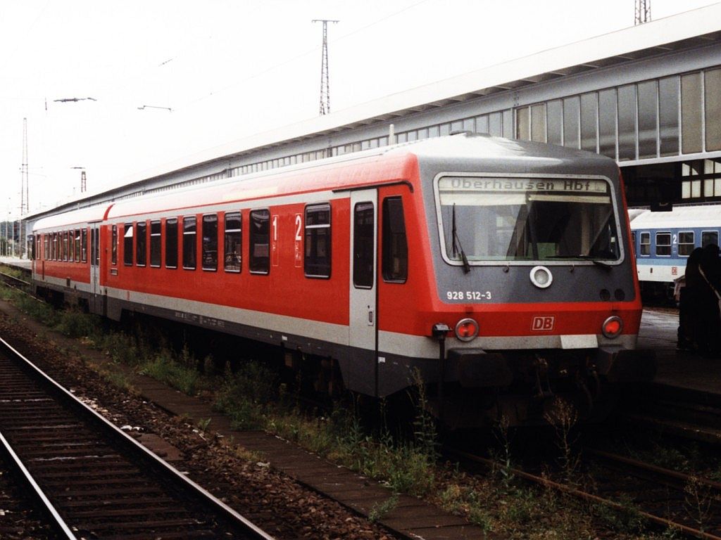 928 512-3, 628 512-6 mit RB 72443 Oberhausen-Bottrop auf Oberhausen Hauptbahnhof am 14-8-1999. Bild und scan: Date Jan de Vries.