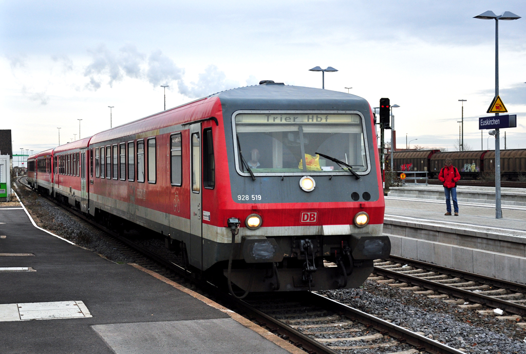 928 519 von Kln nach Trier bei der Einfahrt in den Bf Euskirchen - 14.12.2012