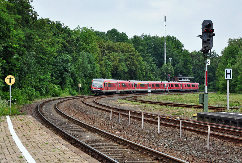 928 519, RE12 Eifel-Mosel-Express, nach Trier bei der Einfahrt in den Bf Erftstadt-Liblar - 29.07.2011
