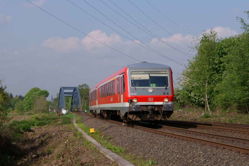 928 531 als RB 38 nach Grevenbroich zwischen Neuss und Holzheim (b. Neuss) am 07.05.2012