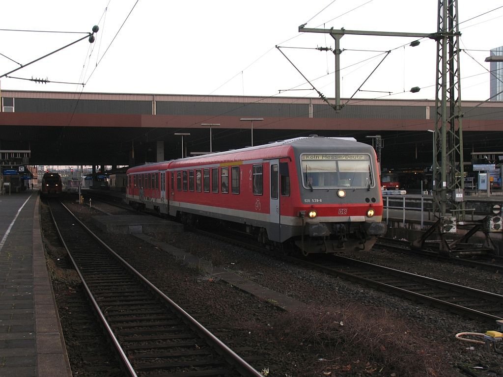 928 538-8/628 538-1 mit RB 10613 D�sseldorf Hbf-K�ln Messe/Deutz auf D�sseldorf Hauptbahnhof am 28-12-2007.