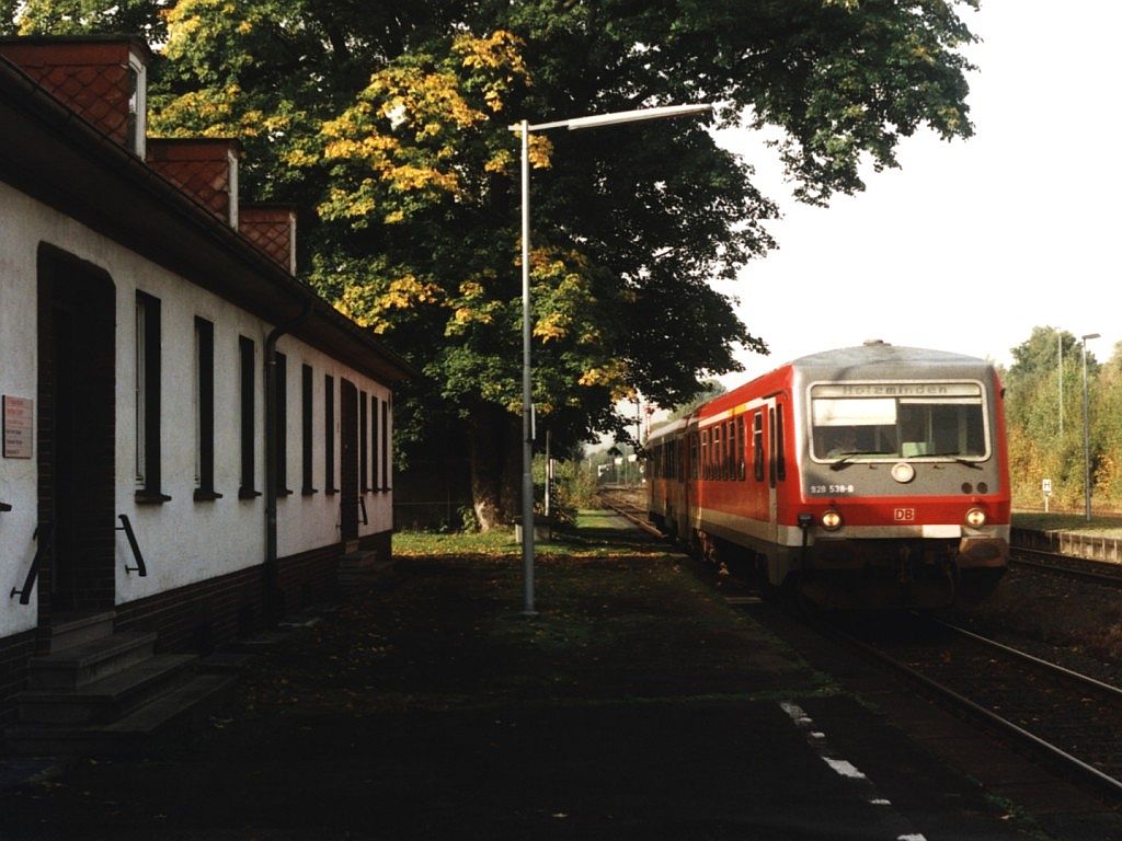 928 538-8/628 538-1 mit RB 84 “Eggebahn” 73657 Paderborn-Holzminden auf Bahnhof Ottbergen am 13-102001. Bild und scan: Date Jan de Vries.