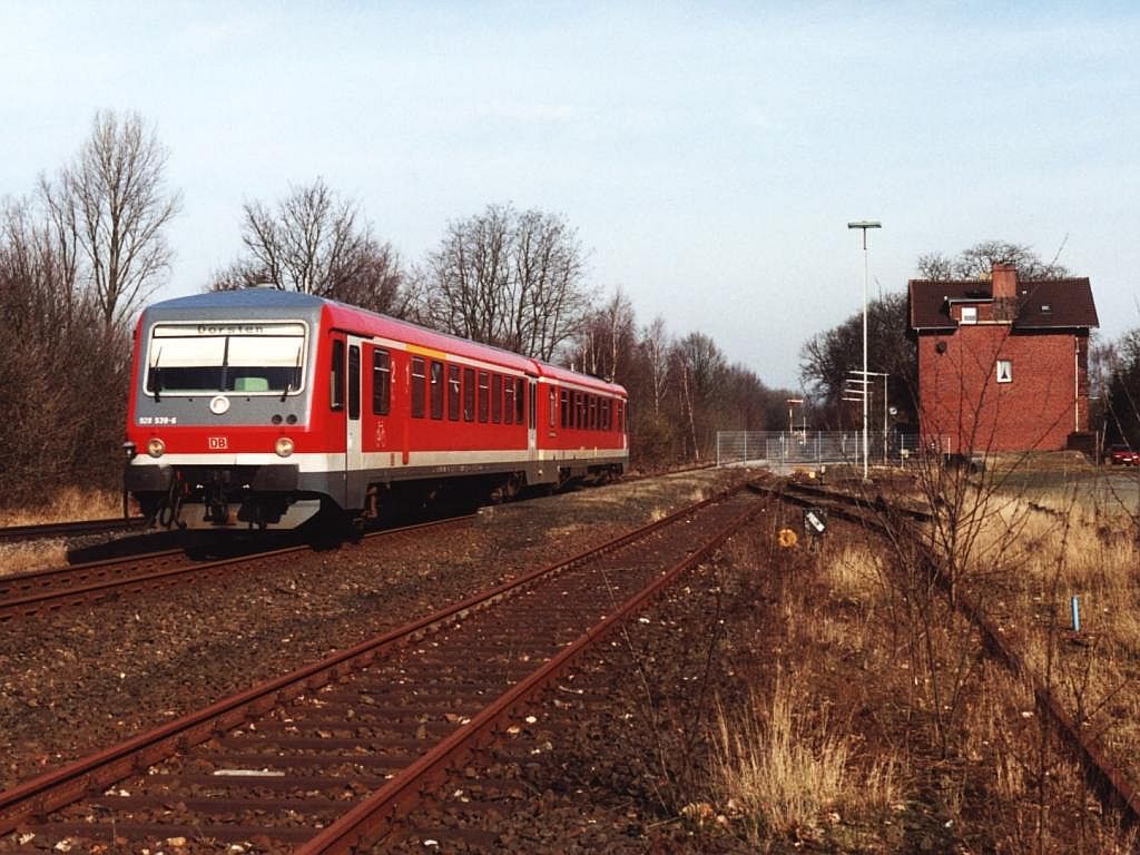 928 539-6/628 539-9 mit RB 12280 Coesfeld-Dorsten auf Bahnhof Wulfen am 27-02-2000. Heute fahrt die NordWestBahn hier. Bild und scan: Date Jan de Vries.