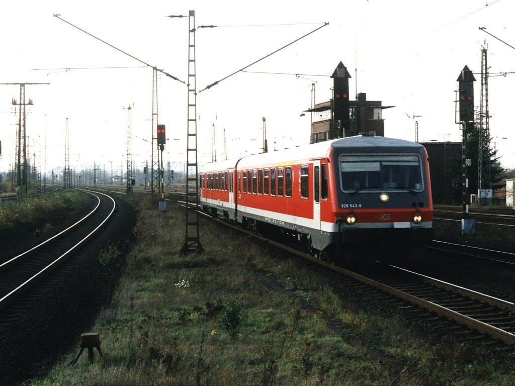 928 543-8/628 543-1 mit RB 77 Bielefeld-Vlotho (Weser-Bahn) auf Bahnhof L�hne am 4-11-2000. Bild und scan: Date Jan de Vries. 