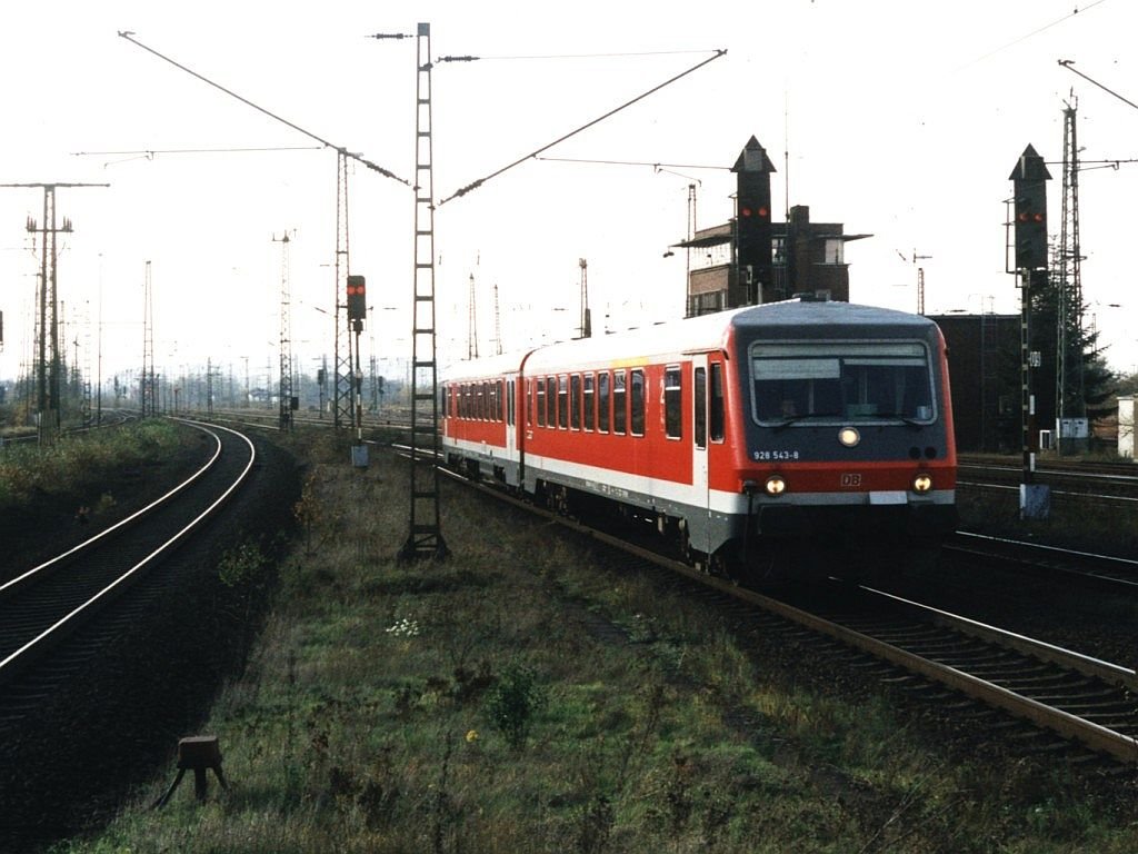 928 543-8/628 543-1 mit RB 77 Bielefeld-Vlotho (Weser-Bahn) auf Bahnhof Lhne am 4-11-2000. Bild und scan: Date Jan de Vries. 