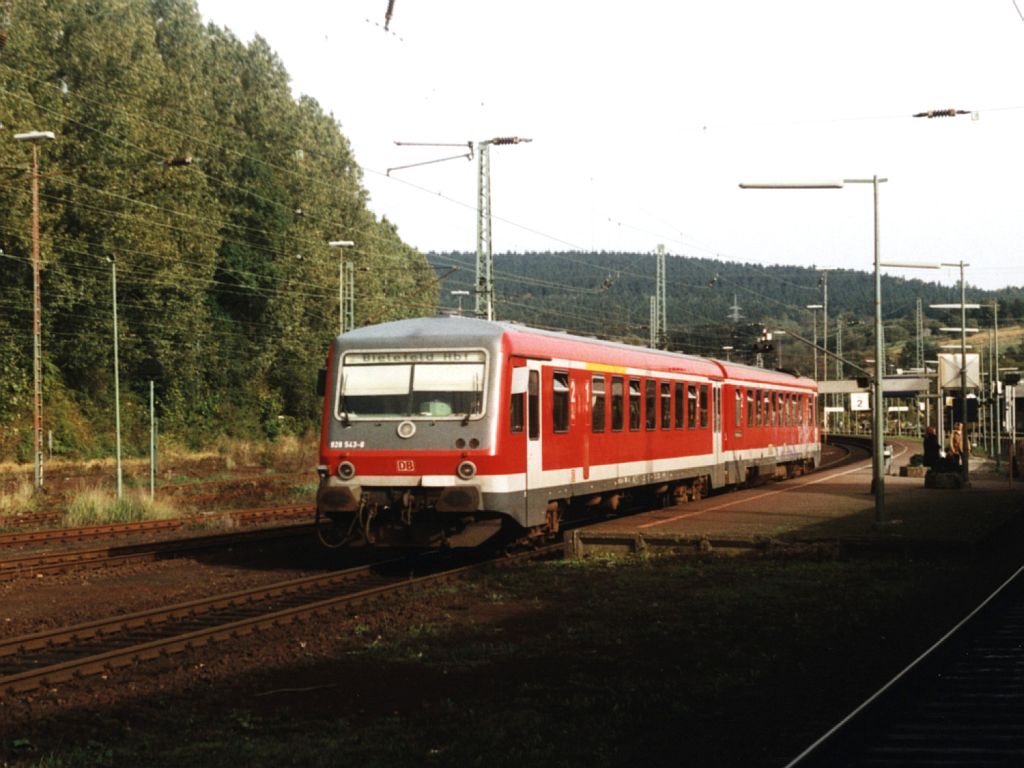 928 543-8/628 543-6 mit RB 73666 (RB 84 Egge-Bahn) zwischen Holzminden und Paderborn auf Bahnhof Altenbeken am 13-10-2001. Heute fahren hier Zge der NordWestBahn mit VT 746. Bild und scan: Date Jan de Vries.