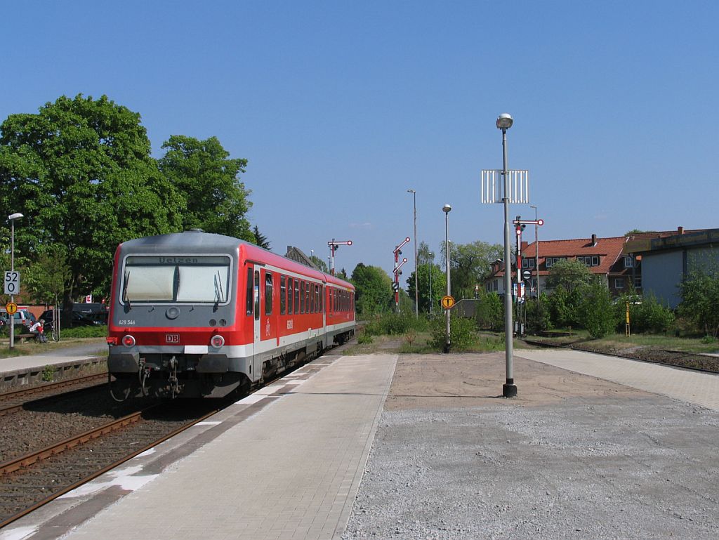 928 546/628 546 mit RB 14653 Bennemhlen-Uelzen auf Bahnhof Soltau am 3-5-2011.