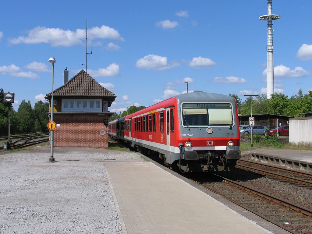 928 554-5/628 554-8 und 628 624/928 624 mit RB 14645 Bremen Hauptbahnhof-Uelzen auf Bahnhof Soltau am 3-5-2011.
