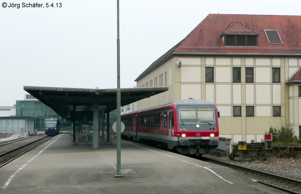 928 564 verlsst am 5.4.13 in Friedrichshafen Gleis 2 des Hafenbahnhofs. Das Zeppelinmuseum am linken Bildrand entstand 1993 bis 1996 durch den Umbau des Bahnhofsgebudes.
