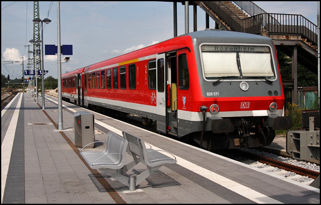 928 571 wartet am  neuen  Hausbahnsteig von Rosenheim. (09.08.2009)