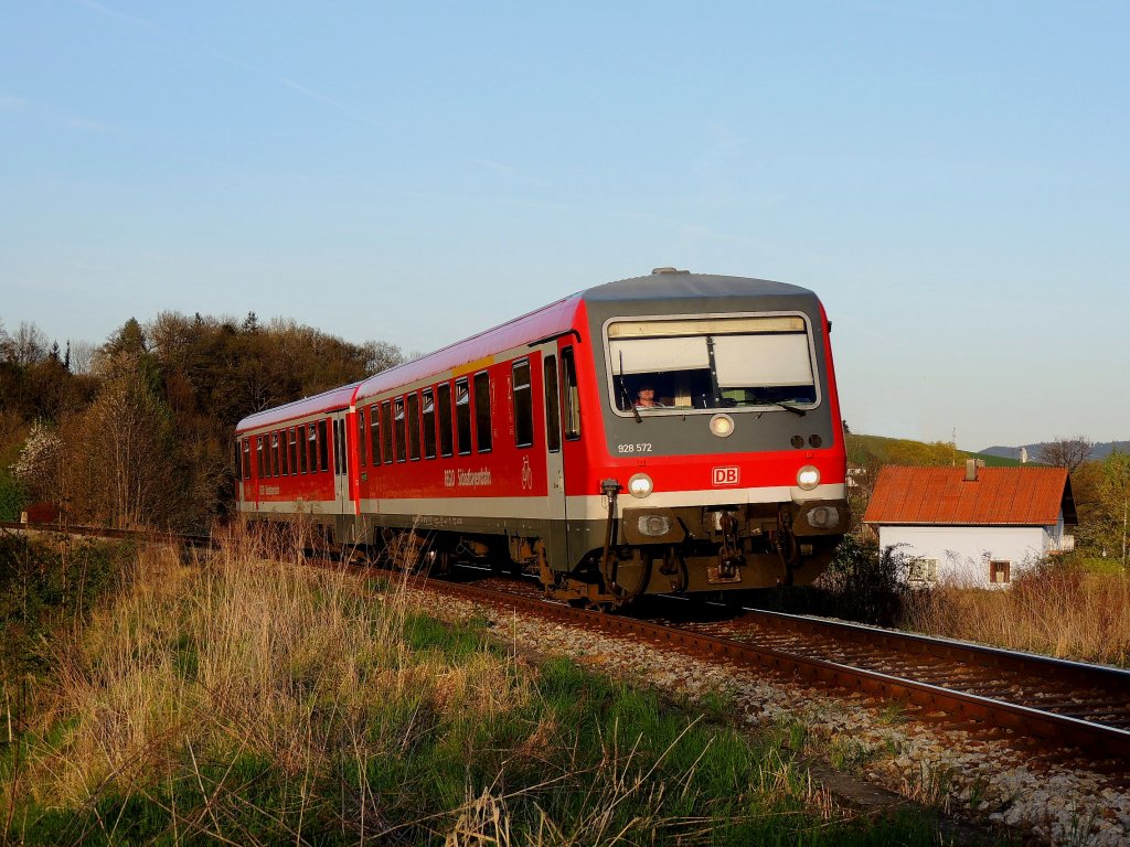 928-572 fhrt auf der Innkreisbahn als REX5994 Richtung Simbach/Inn; 120427