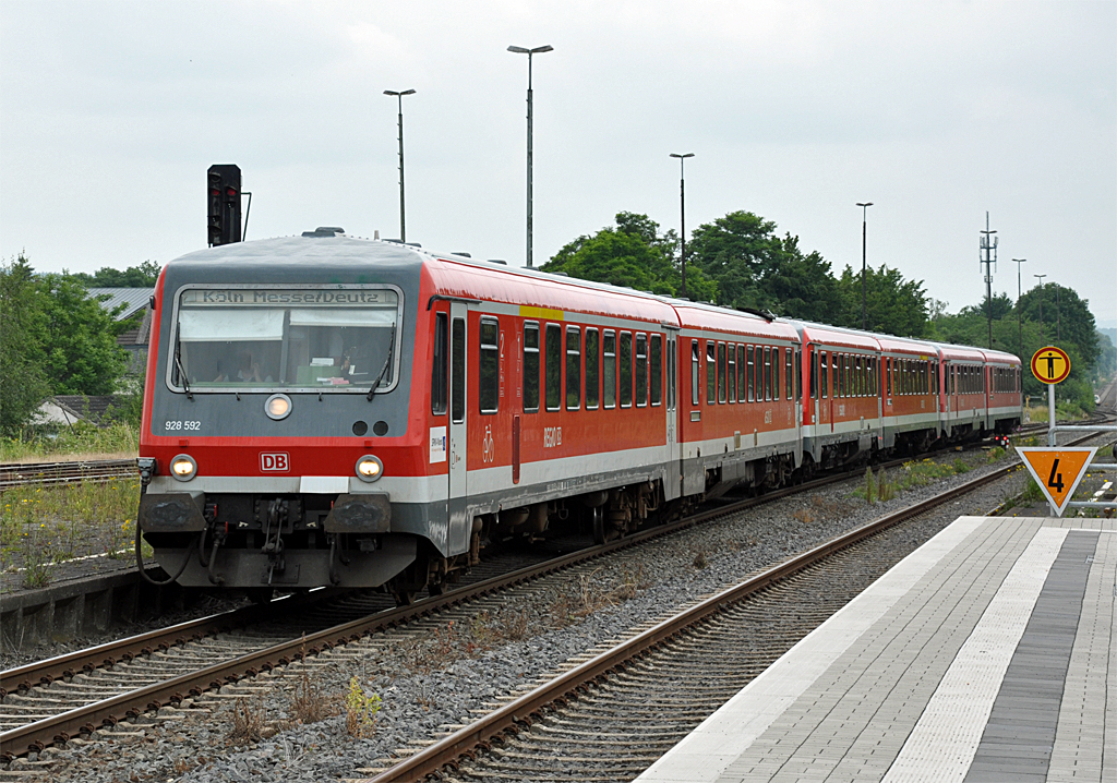 928 592 nach K�ln-Deutz bei der Einfahrt in den Bf Euskirchen - 05.07.2013