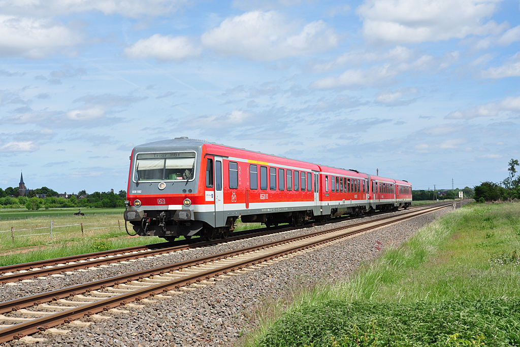 928 592 nach Trier bei Euskirchen-Wikirchen - 18.05.2011