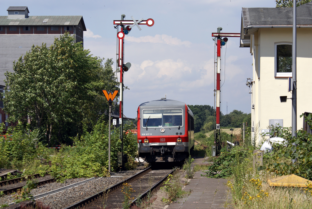 928 637-8 fhrt als RB nach Lneburg am 18.07.2007 in den Bahnhof von Ratzeburg ein. 
