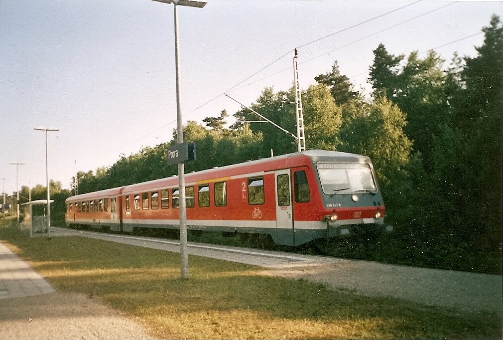 928 643 kam als Regionalbahn von Binz im Juli 2006 in Prora an und fuhr dann weiter nach Lietzow.
