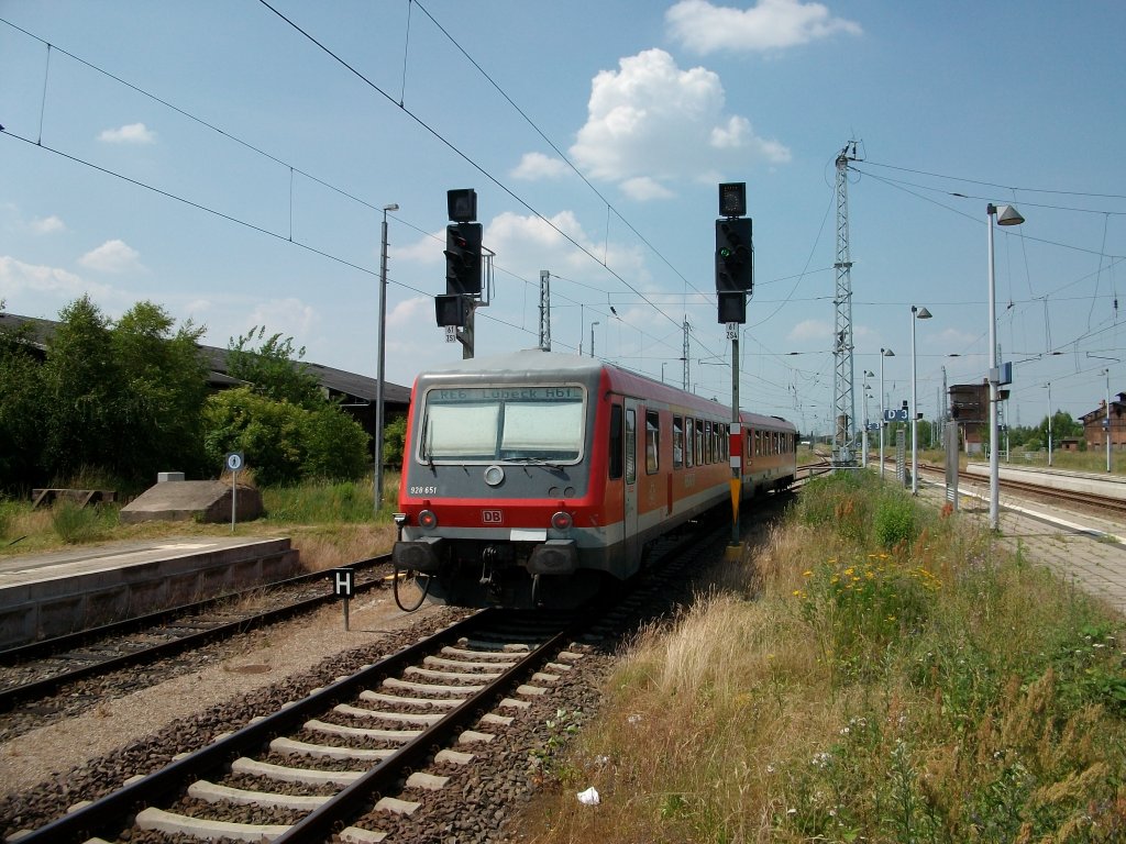 928 651 verlie am 03.Juli 2010 den Bahnhof Gstrow in Richtung Lbeck.Nchster Halt Btzow.