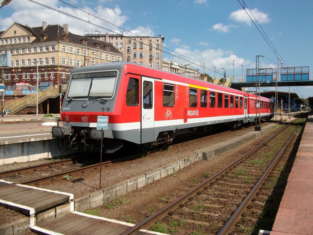 928 659 auf dem extra Bahnsteig f�r die Z�ge nach L�beck am 31.Juli 2010 in Szczecin Glowny.