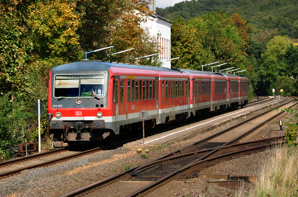 928 673 RB von K�ln nach Trier beim Passieren des Bf Satzvey/Eifel - 23.09.2011