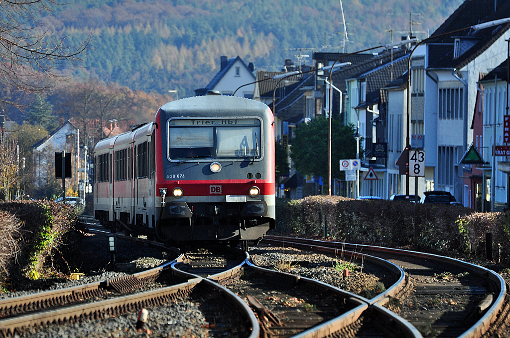 928 674 RE22  Eifel-Express  nach Trier kurz vor Einfahrt in den Bf Mechernich - 09.11.2011