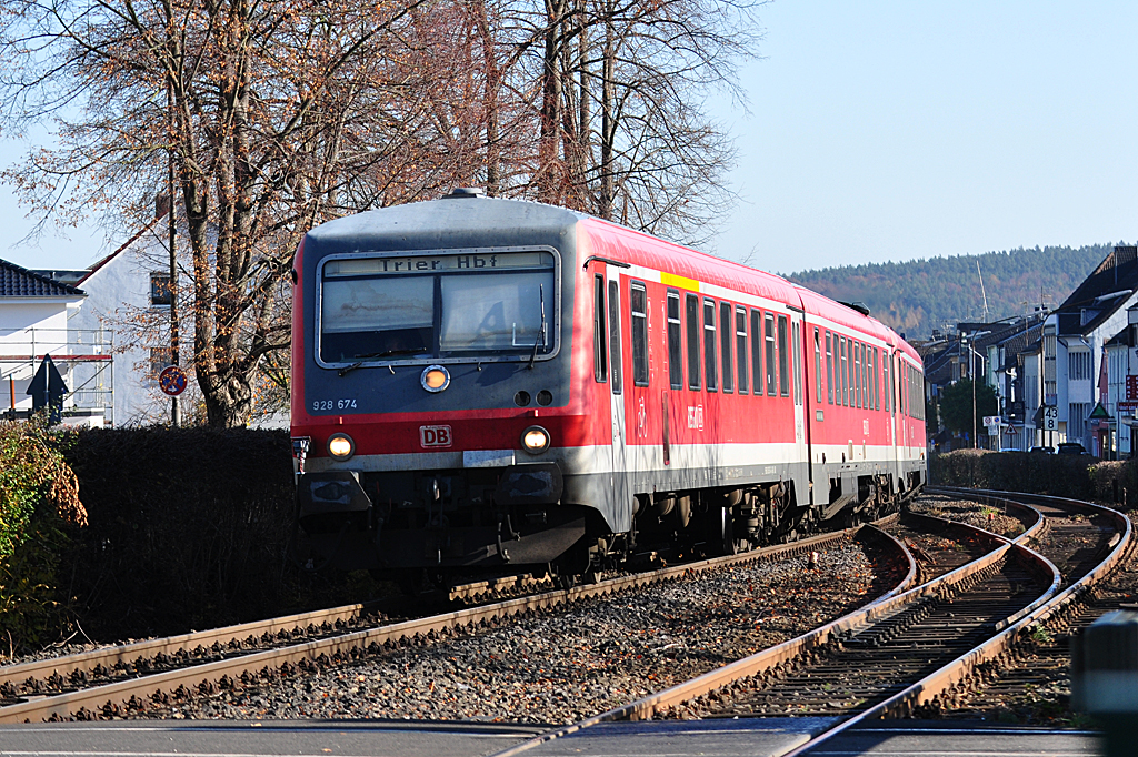 928 674 RE22 nach Trier kurz vor der Einfahrt in den Bf Mechernich - 09.11.2011