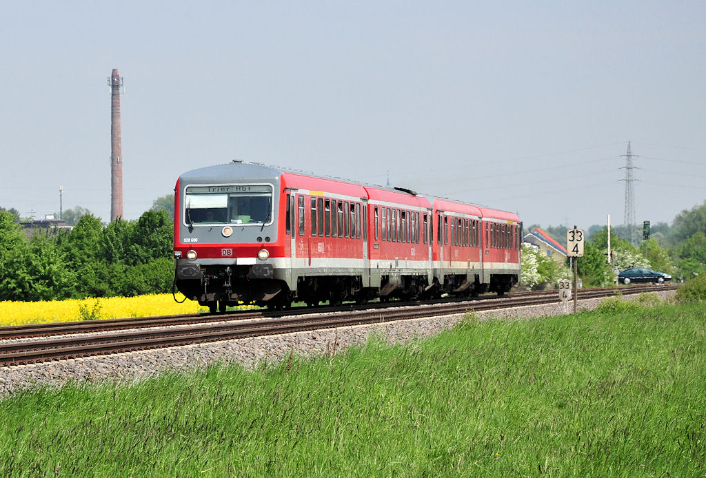 928 686 Eifel-Mosel-Express bei Eu-Wisskirchen, unterwegs nach Trier - 20.05.2010