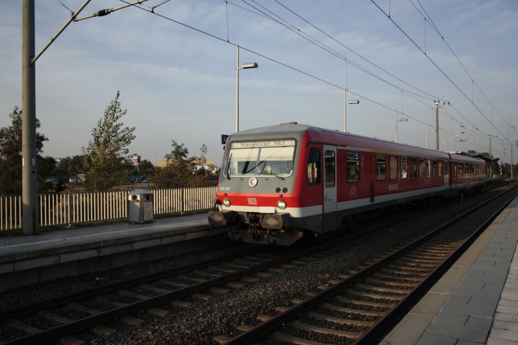 928 er mit RB nach Hannover HBF in Langenhagen/Mitte am 21.10.2011.