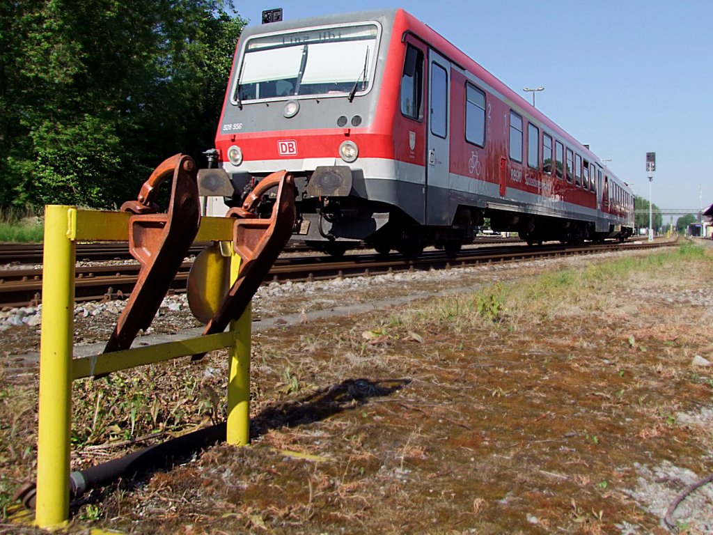 928556 Stadt-Laufen  verlsst als REX5993 den Bhf. Ried i.I.;100711