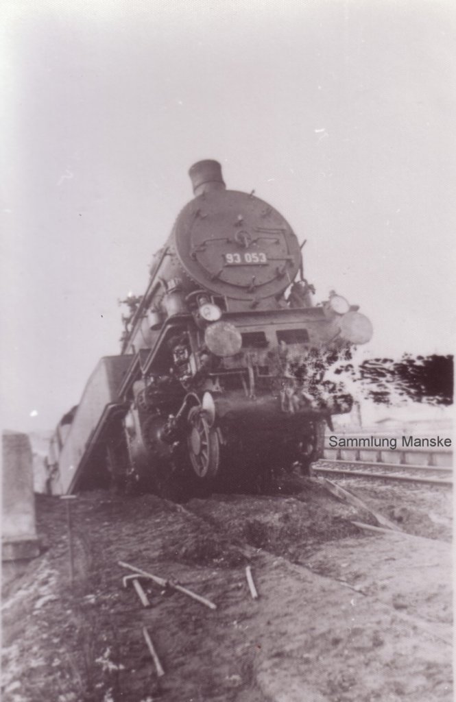 93 053 am 11.02.1938. Rangierunfall in Zepernick (10.02.1938 23.00 Uhr) Blick Richtung Berlin Buch. Der Lokführer wurde leicht verletzt. Ursache falsche Weichenstellung, defektes Weichensignal + mangelhafte Fahrwegbeobachtung. Zur Bergung wurde der seinerzeit größte Eisenbahndrehkran aus Essen angefordert. 
Angaben über den Verbleib der Lok willkommen. 