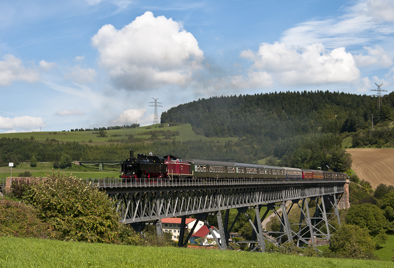 93 1360 + V100 1041 mit dem  Rhein Nostalgie Express  am 11. September 2010 auf dem Epfenhofener Viadukt.
