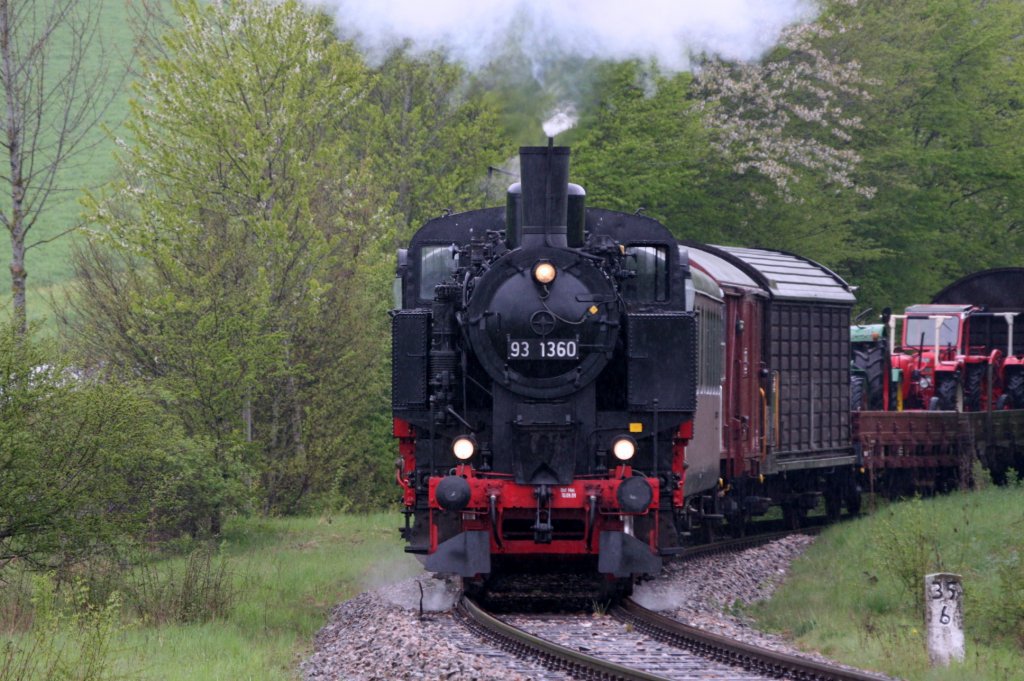93 1360 beim Einsatz auf der Wutachtalbahn als Fotogterzug zur Saisonerffnung 2010 am 01. Mai 2010
