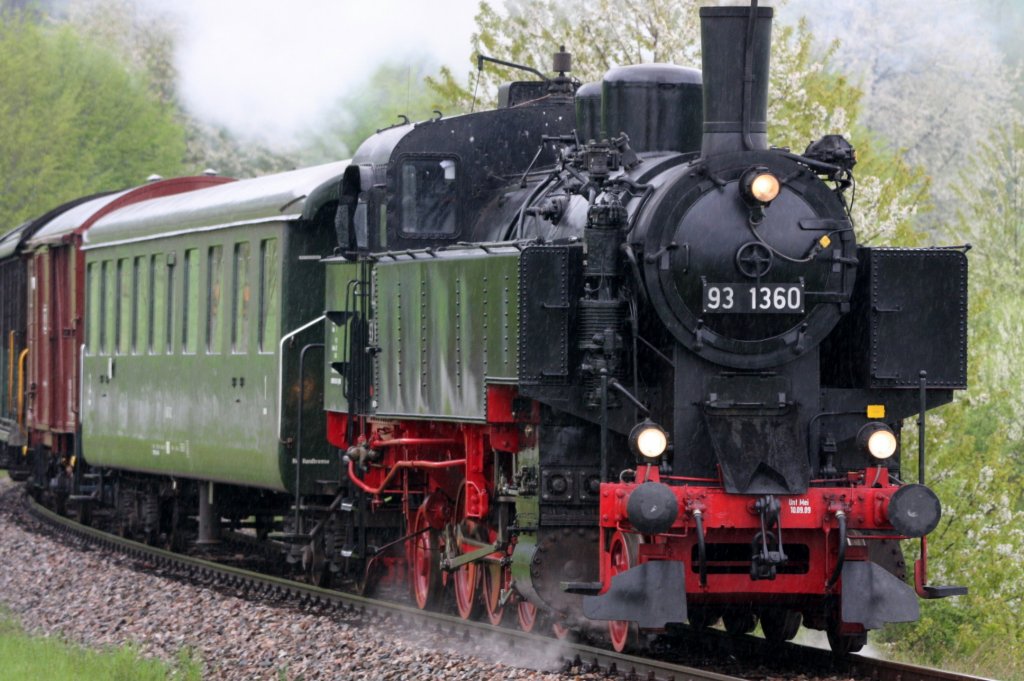 93 1360 beim Einsatz auf der Wutachtalbahn als Fotogterzug zur Saisonerffnung 2010 am 01. Mai 2010