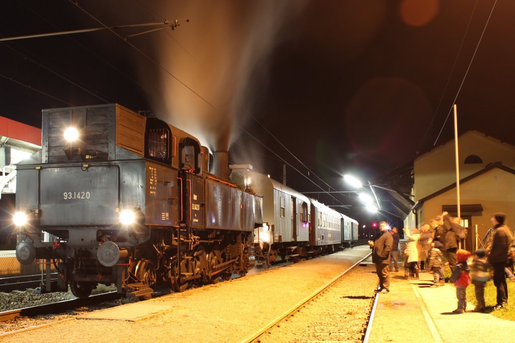 93 1420 beim Lokwechsel des EZ 7397 „Nostalgie Express Leiser Berge“ von Ernstbrunn (Erb) nach Wien Praterstern (Nw) im Bahnhof Korneuburg (Ko) auf das Gespann 2070 037 und 4061 013, am 28.10.2012