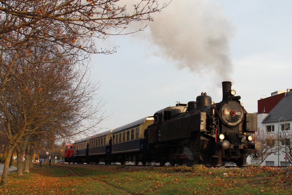 93 1420 vor dem Sonderzug der Kaltenleutgebnerbahn kurz vor dem Bahnhof Perchtoldsdorf; am 11.11.2012
