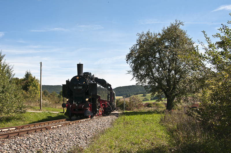 93 160 + V100 1041 am 11. September 2010 mit dem  Rhein Nostalgie Express  auf der Wutachtalbahn bei F�tzen.