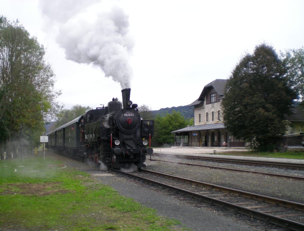 93.1332 mit dem letzten Rosentaler Dampfzug der Sommersaison 2010 bei der Ausfahrt aus dem Bahnhof Weizelsdorf. 26.9.10