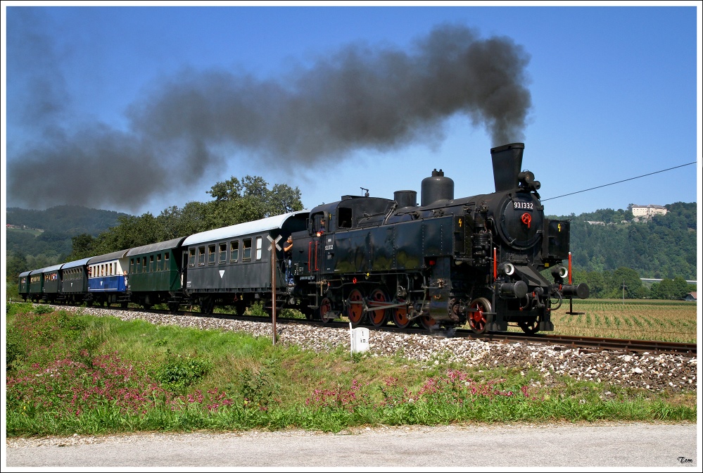93.1332 der NBiK  auf der Fahrt von Weizelsdorf nach Ferlach.Hier sieht man den Zug in Kappel an der Drau mit der Hollenburg im  Hintergrund.
22.08.2010